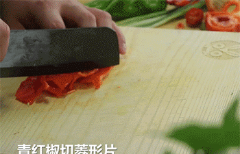 【孜然面筋】红椒切块