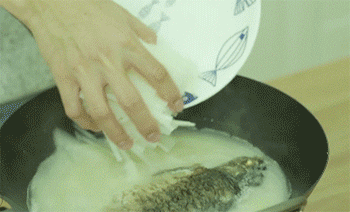 【鲫鱼萝卜丝汤】放萝卜丝