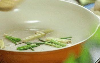 【茄汁鸡肉丸】加入蘑菇