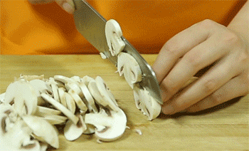 【蘑菇奶油焗面】蘑菇切片