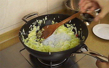 【卷心菜炒粉丝】放酱油