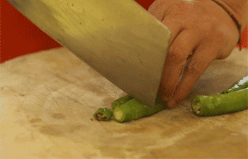 【宫爆龙虾】青椒切丁