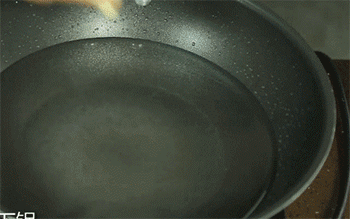 【凉拌手撕鸡丝】鸡胸肉下锅