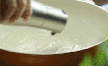 【茄汁鸡肉丸】热锅起油