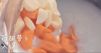 【鸡丝奶油浓汤】放入食材