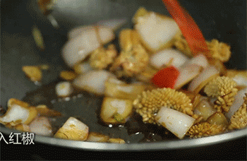 【爆炒鱿鱼卷】加入红椒