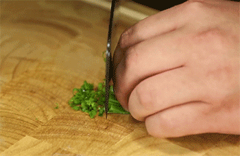 【银鱼羹】切葱花