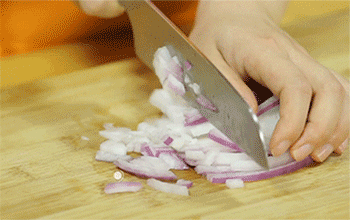 【肉汁芝士焗土豆泥】洋葱切丁