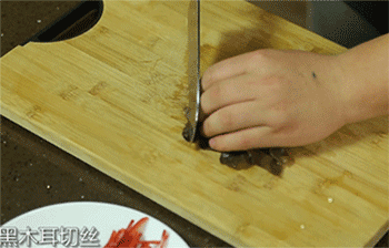 【凉拌手撕鸡丝】黑木耳切丝