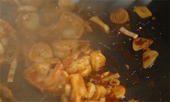 【宫爆虾球】加入花生