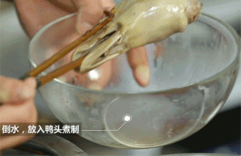 【秘制酱鸭头】加入鸭头