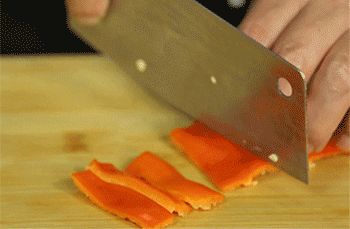 【爆炒鱿鱼卷】红椒切块