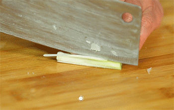 【葱姜牛百叶】葱切丝