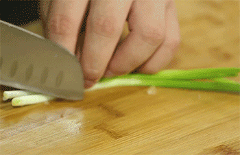 【爆炒鱿鱼卷】葱切段