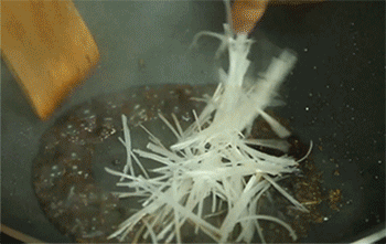 【锅爆肉】翻炒