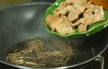 【锅爆肉】加入猪肉片