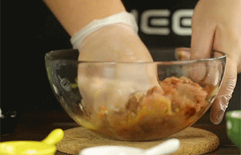 【糖醋小肉丸】搅拌腌制