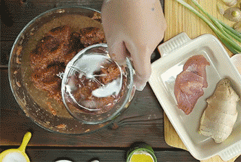 【糖醋小肉丸】加水搅拌