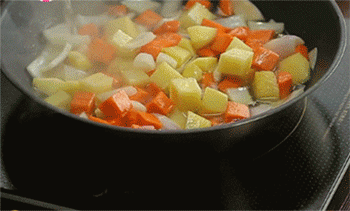 【咖喱鸡排饭】加入清水、咖喱块