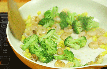 【西兰花炒虾仁】翻炒
