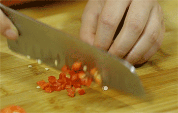 【肉汁芝士焗土豆泥】青红椒切丁