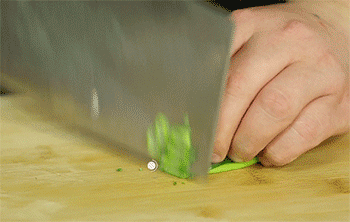 【糖醋藕丁】葱切丝