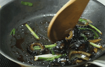 【葱烧海参】翻炒入味