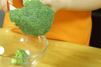 【西兰花炒虾仁】西兰花切块