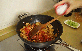 【辣白菜炒五花肉】放白糖