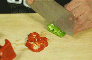 【紫金猪蹄】青红椒切块