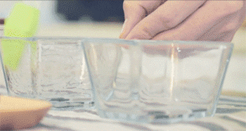 【鲜虾鸡蛋糕】装入容器