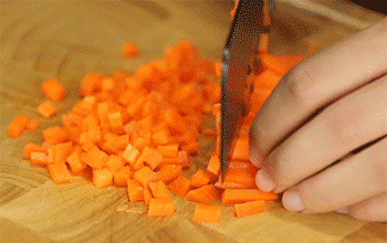 【芝士鸡翅包饭】胡萝卜切丁