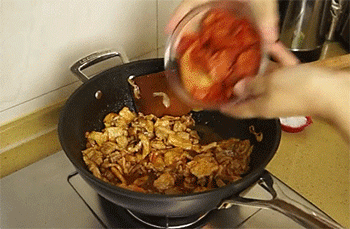 【辣白菜炒五花肉】放辣白菜