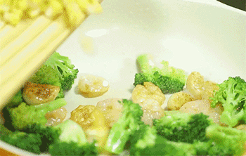 【西兰花炒虾仁】加入玉米粒