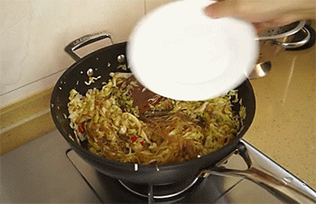 【卷心菜炒粉丝】放调料