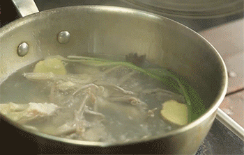 【泰汁蒸鸭舌】倒入料酒