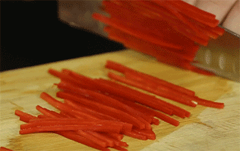 【凉拌手撕鸡丝】红辣椒切丝