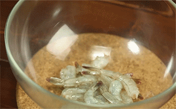 【宫爆虾球】洗虾