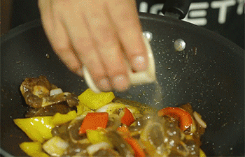 【黑椒牛仔骨】加黑胡椒