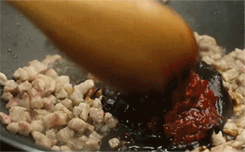 【五福肉酱】翻炒