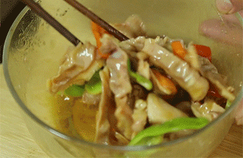 【五彩辣猪肚】搅拌