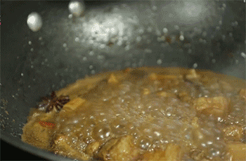 【茶树菇五花肉】加入茶树菇