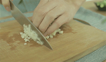 【番茄蛋饺】食材切丁