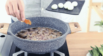 【陈香卤肉饭】放入食材