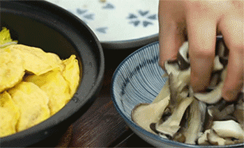 【菌菇蛋饺煲】加入平菇