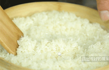 【荷叶糯米鸡】盛出米饭