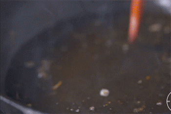 【宫爆虾球】煮酱汁