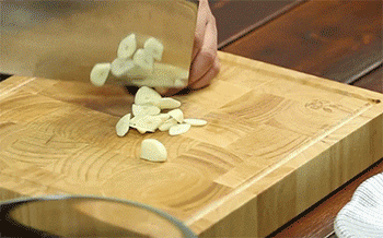 【宫爆虾球】蒜切片