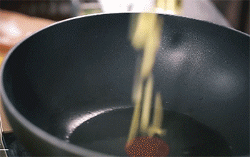 【芦笋炒虾】爆香葱姜
