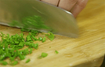 【蒜蓉粉丝虾】切葱花